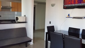 Apartament, 2 dormitoris | Sala d'estar | Televisor de pantalla plana 