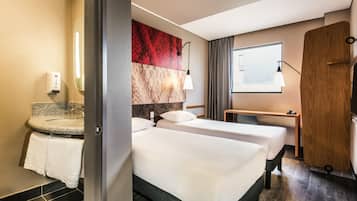 Caja de seguridad en la habitación y escritorio