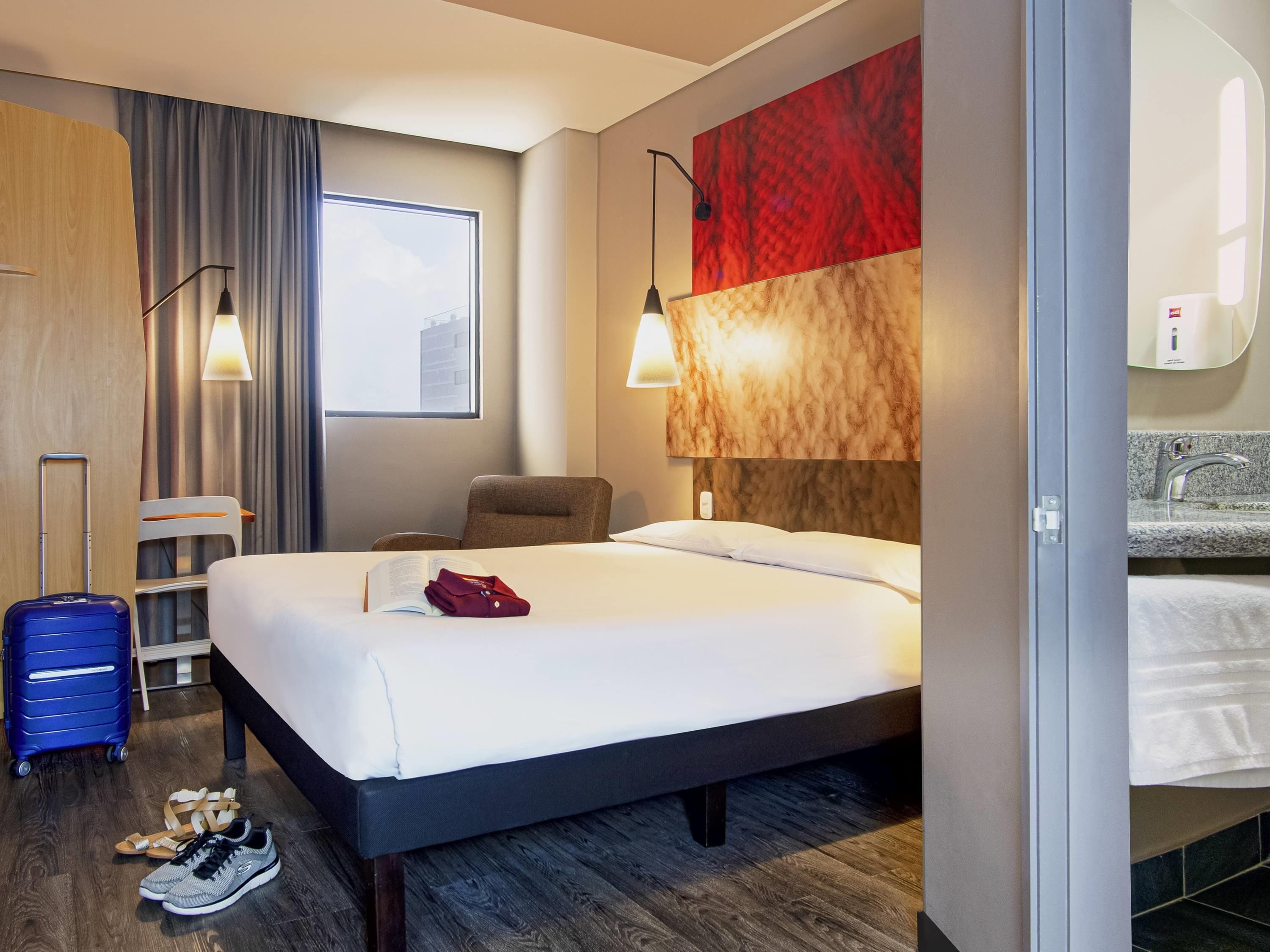 Standardværelse - 1 dobbeltseng med sovesofa | Pengeskab på værelset, skrivebord, arbejdsområde til bærbare computere