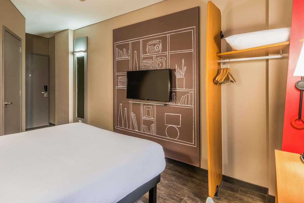 In-room safe, desk, laptop workspace, soundproofing