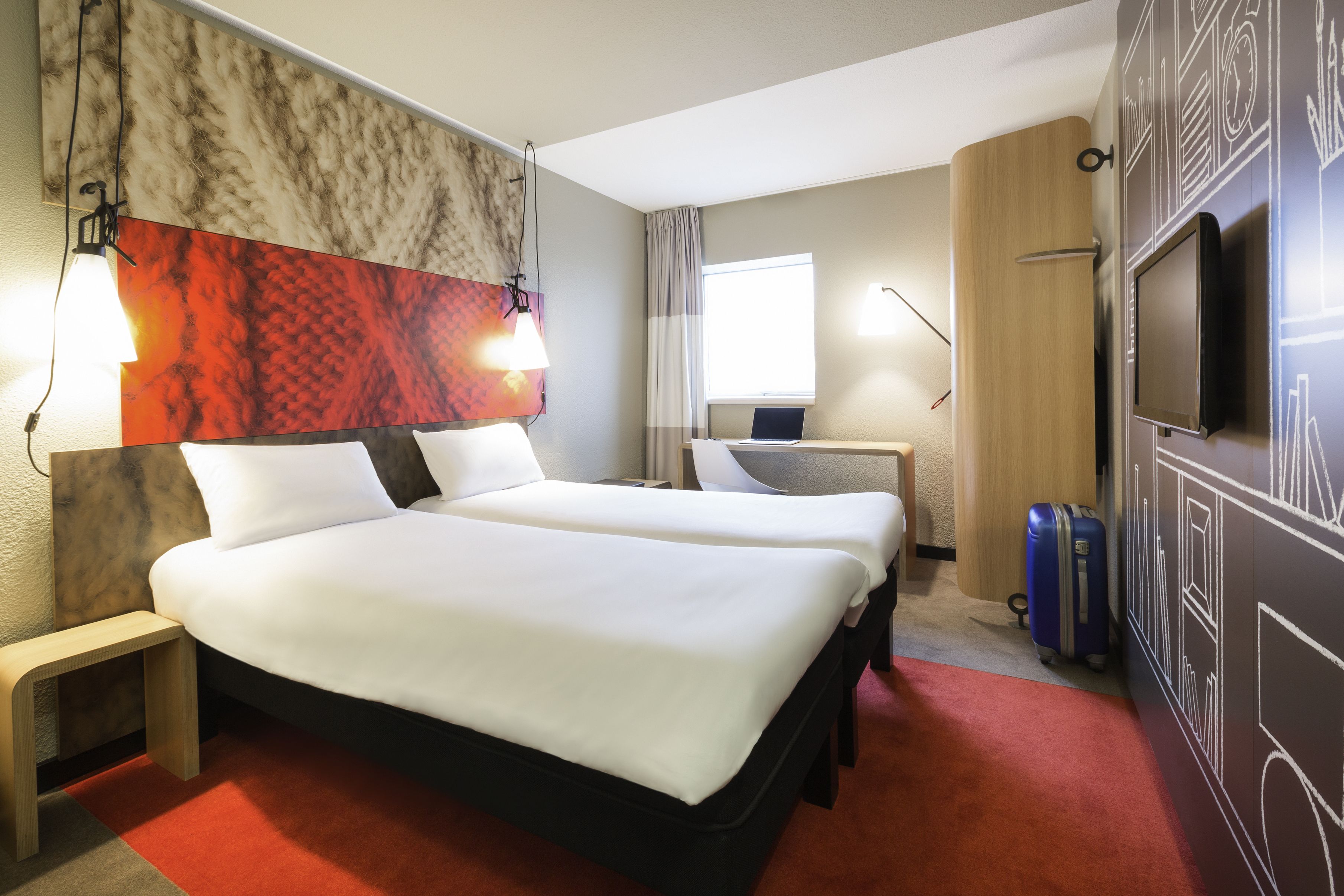 standard twin room, 2 single beds | in-room safe, desk, laptop workspace, soundproofing