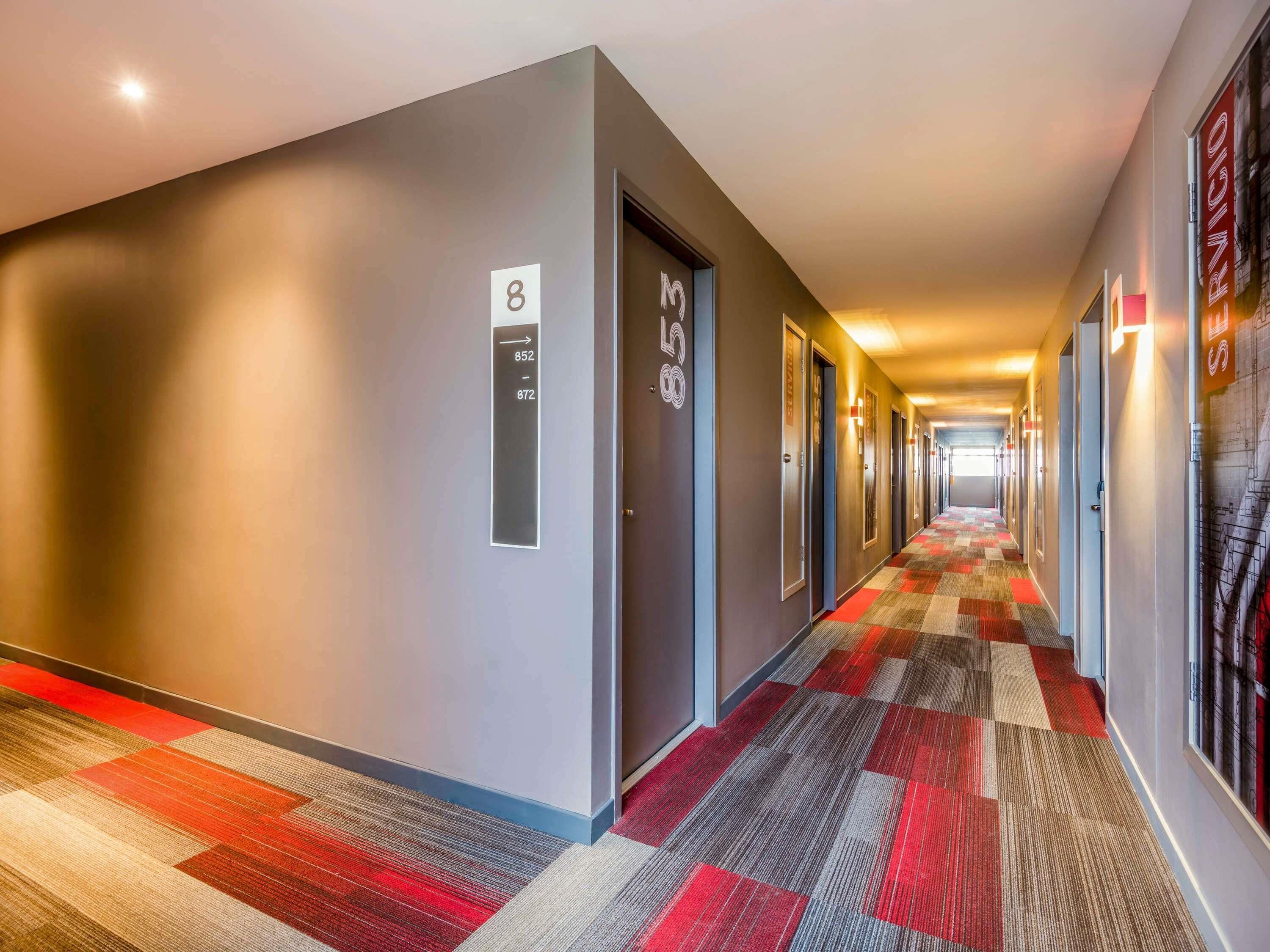 Safe på rommet, skrivebord, skrivebord for bærbar PC og lydisolert