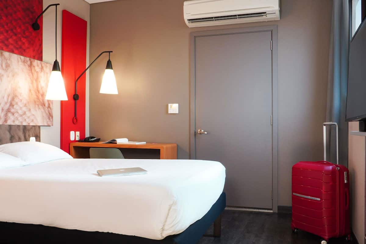 Zimmer, 1 Doppelbett, barrierefrei | Zimmersafe, Schreibtisch, laptopgeeigneter Arbeitsplatz