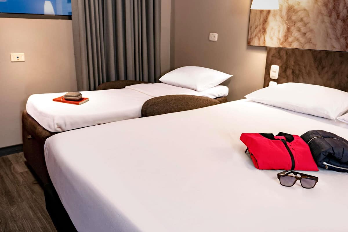 Standardzimmer, 1 Doppelbett und Schlafsofa | Zimmersafe, Schreibtisch, laptopgeeigneter Arbeitsplatz