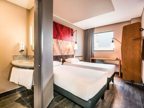 Standard-Zweibettzimmer, 2 Einzelbetten | Zimmersafe, Schreibtisch, laptopgeeigneter Arbeitsplatz