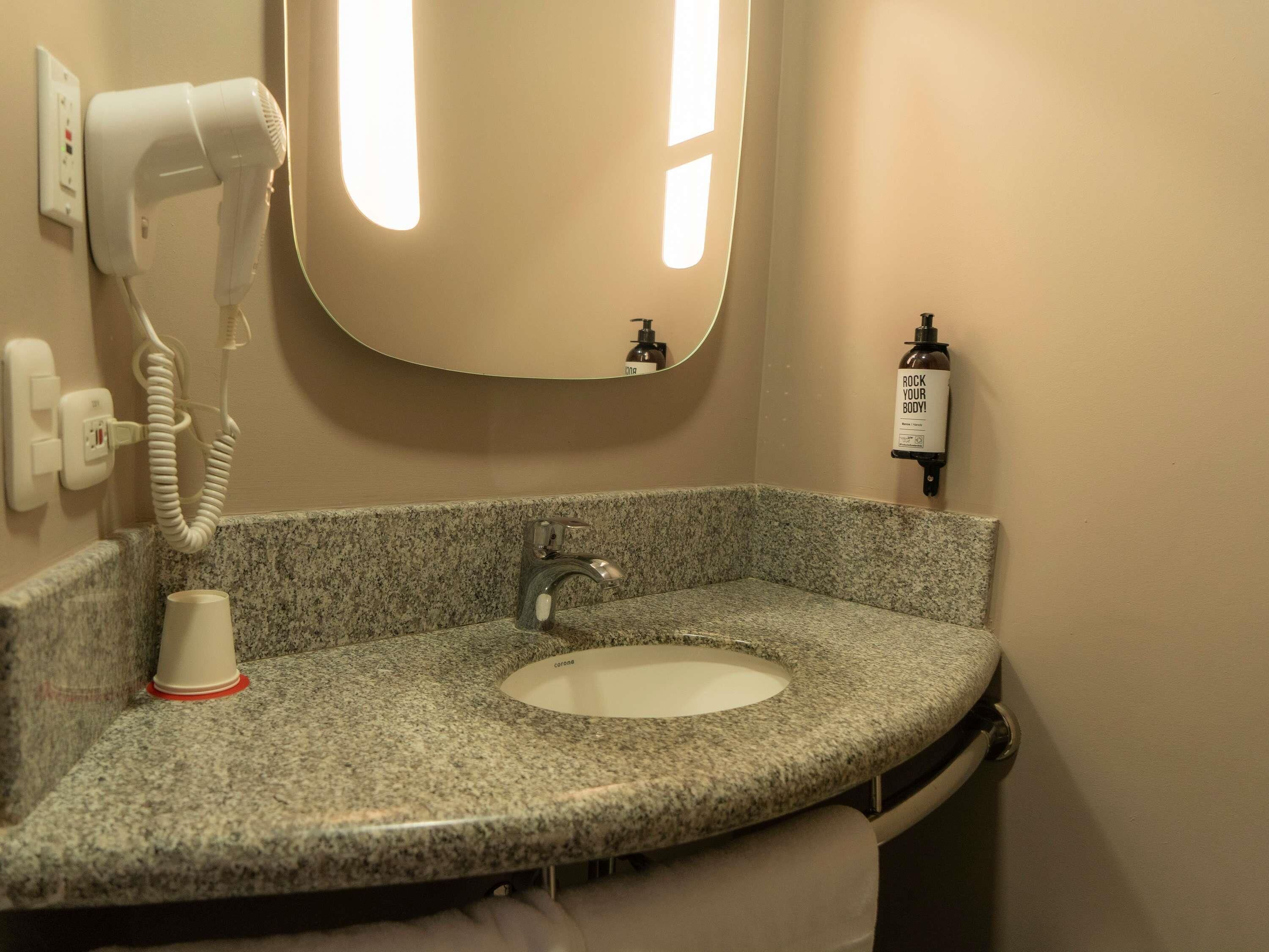 standard room, 1 double bed | in-room safe, desk, laptop workspace, soundproofing