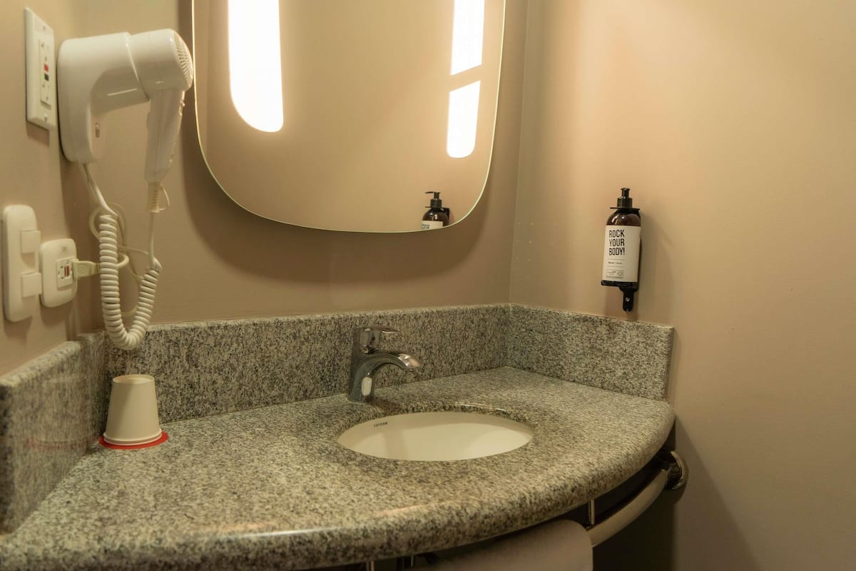 Standardzimmer, 1 Doppelbett | Zimmersafe, Schreibtisch, laptopgeeigneter Arbeitsplatz