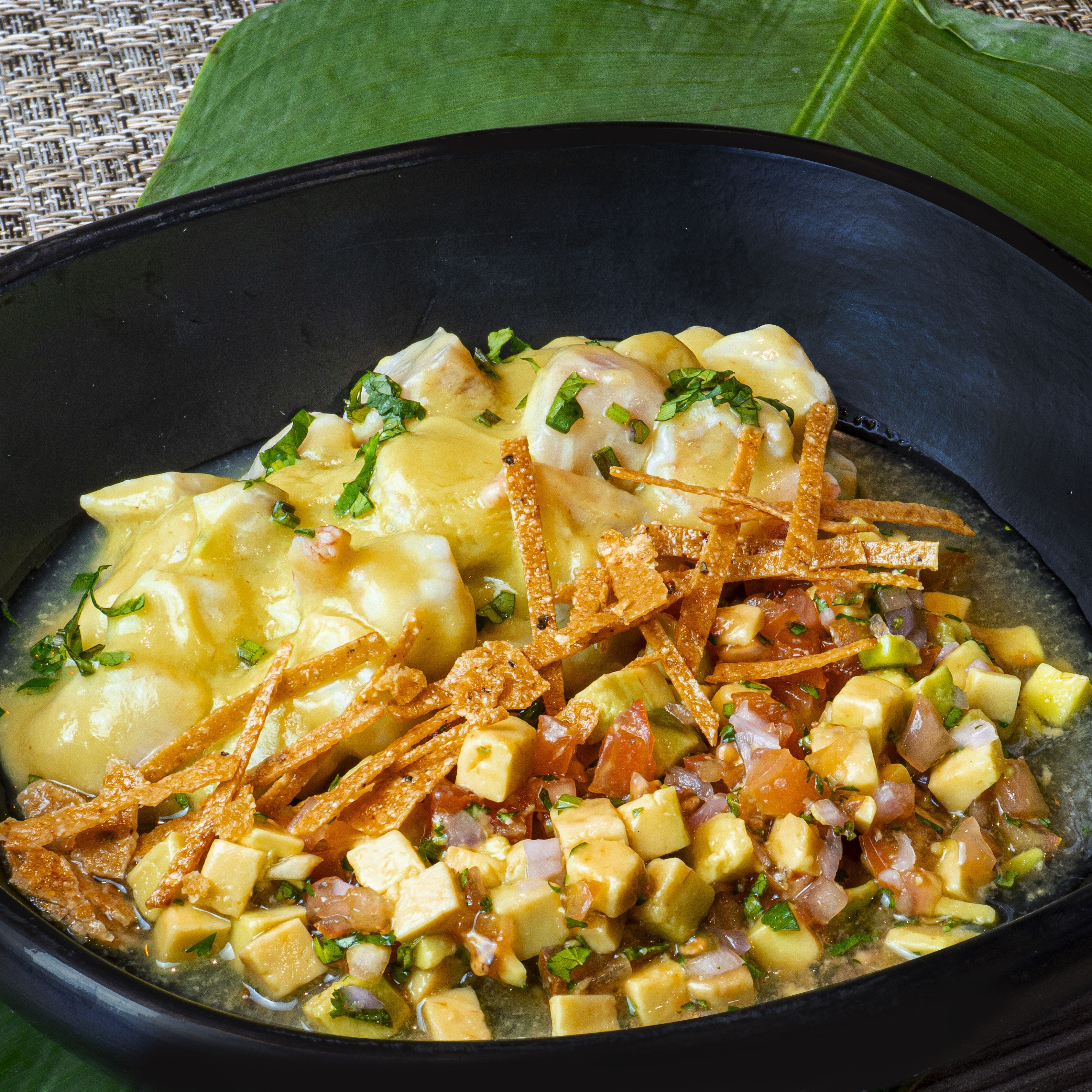 Une poêle noire contenant un plat de pommes de terre, d’oignons et d’herbes.