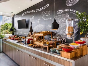 Daily buffet breakfast for a fee - ibis Barranquilla (Barranquilla)