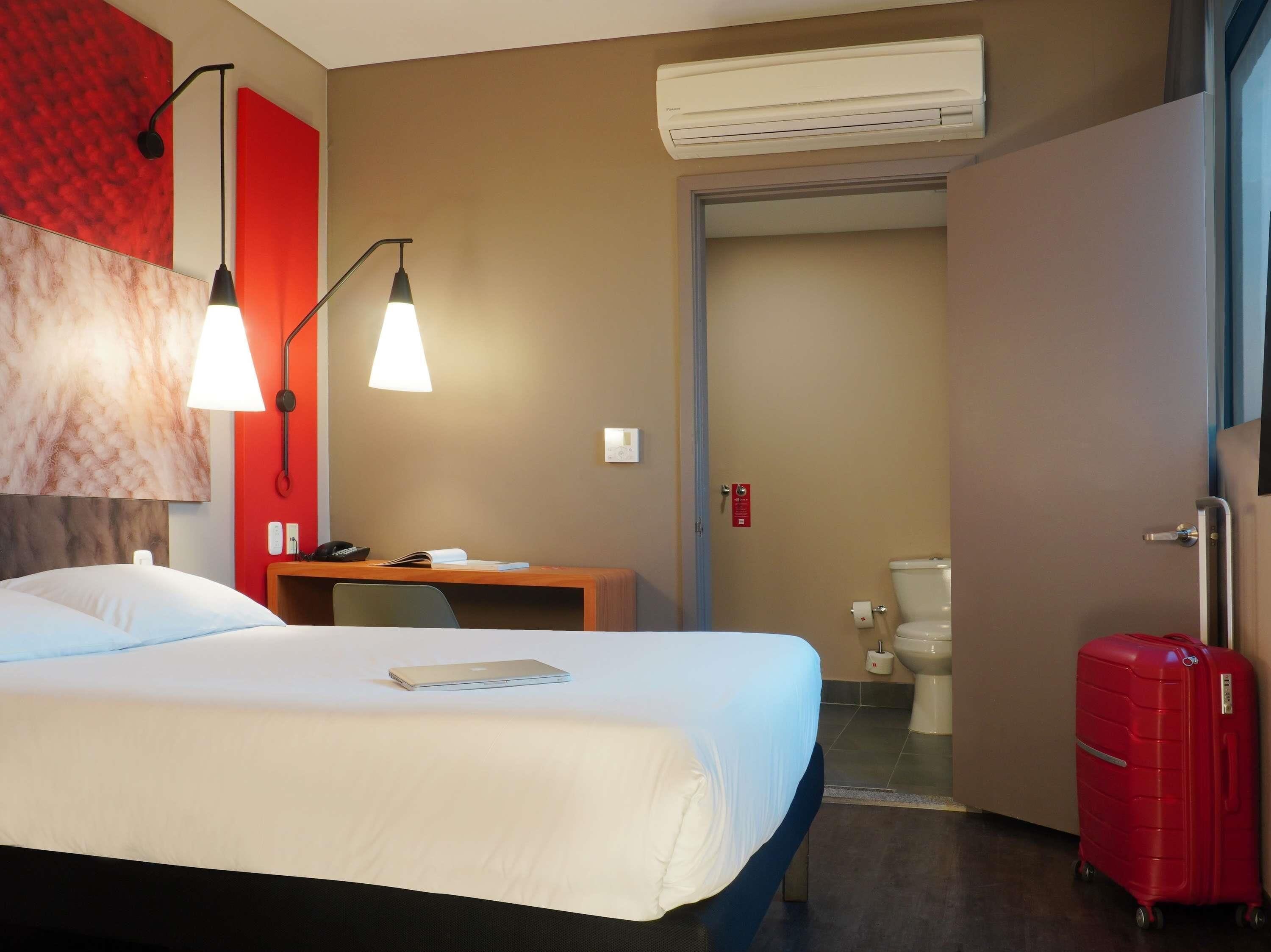 Caja de seguridad en la habitación y escritorio 