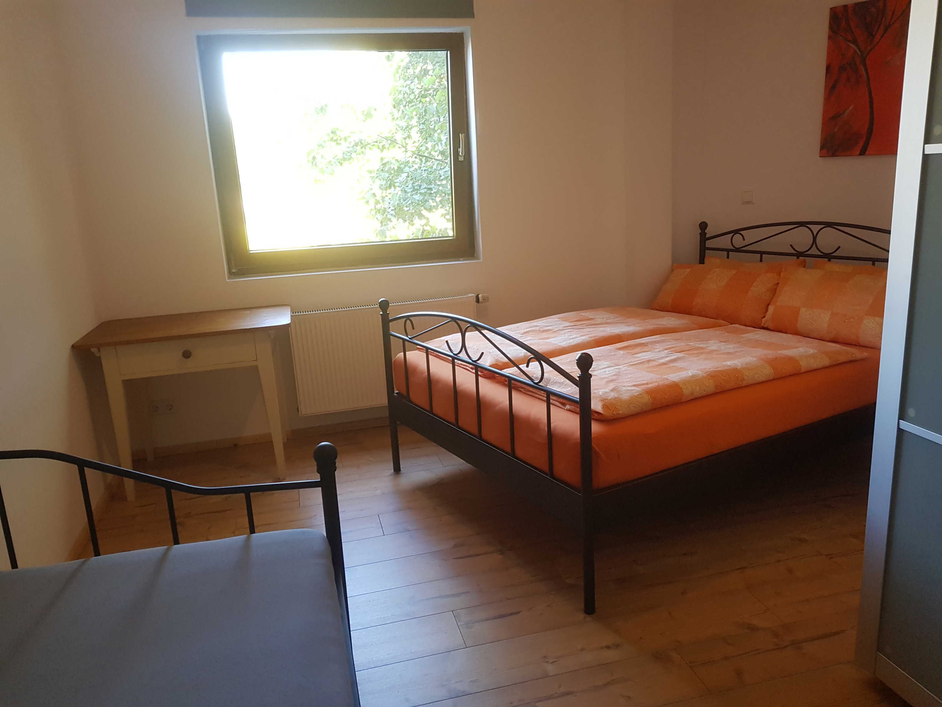 2 Schlafzimmer, Schreibtisch, Bügeleisen/Bügelbrett, Reisekinderbett