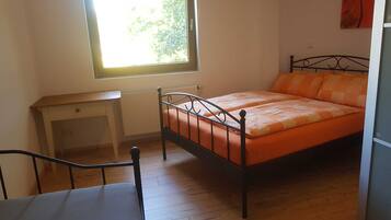 2 Schlafzimmer, Schreibtisch, Bügeleisen/Bügelbrett, Reisekinderbett