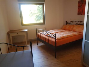 2 Schlafzimmer, Schreibtisch, Bügeleisen/Bügelbrett, Reisekinderbett