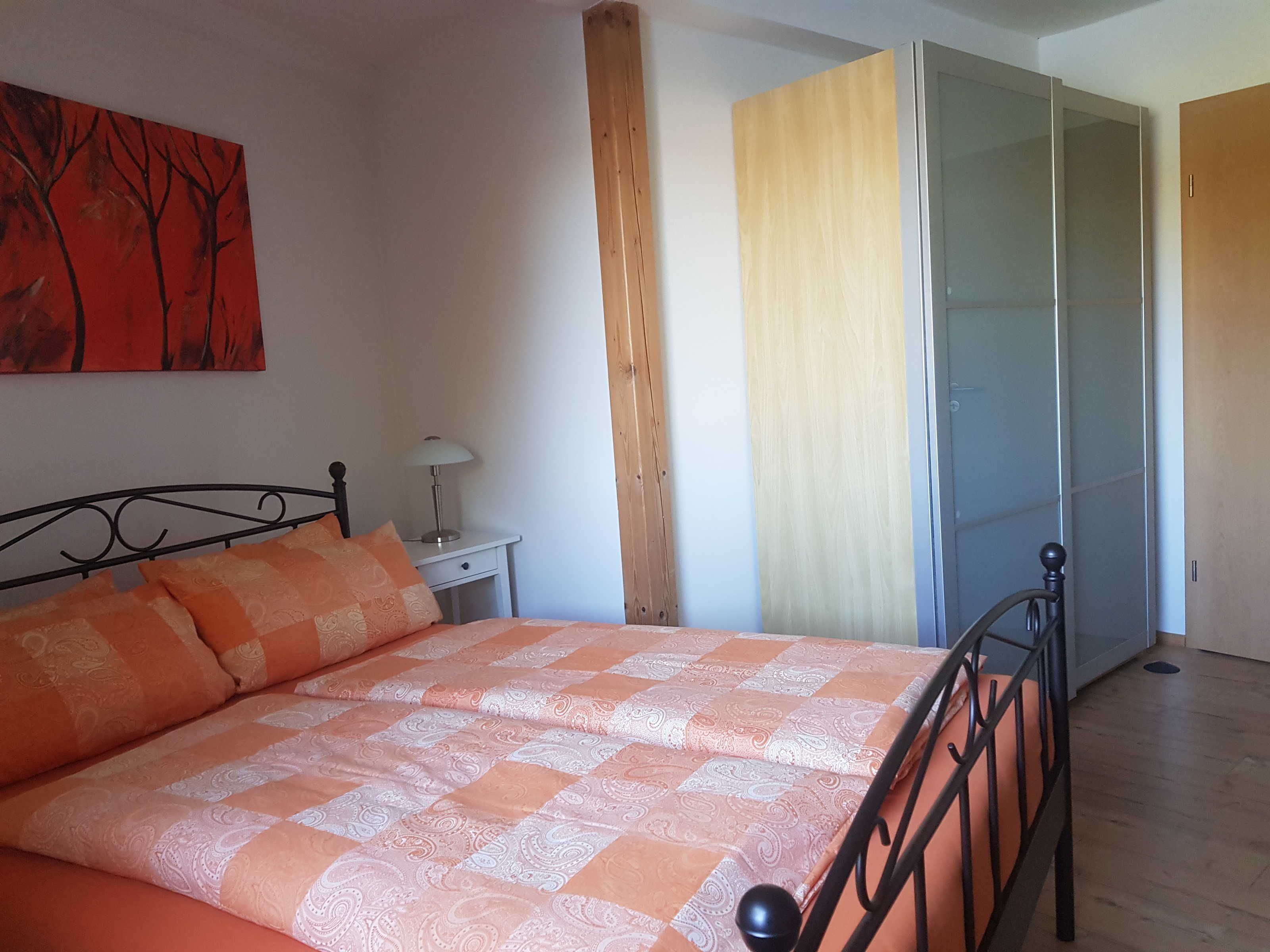 2 slaapkamers, een bureau, een strijkplank/strijkijzer, reisbedje