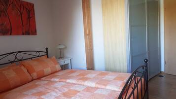 2 Schlafzimmer, Schreibtisch, Bügeleisen/Bügelbrett, Reisekinderbett