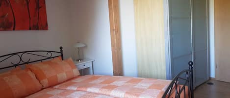 2 soveværelser, skrivebord, strygejern/strygebræt, weekendseng