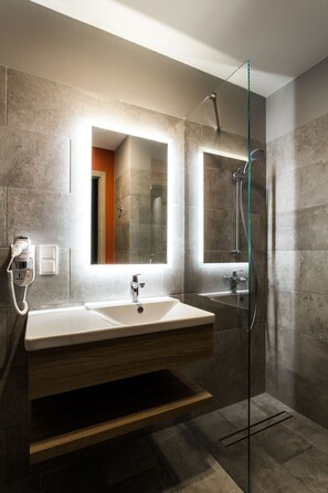 Ducha, artículos de tocador ecológicos, secador de pelo, toallas