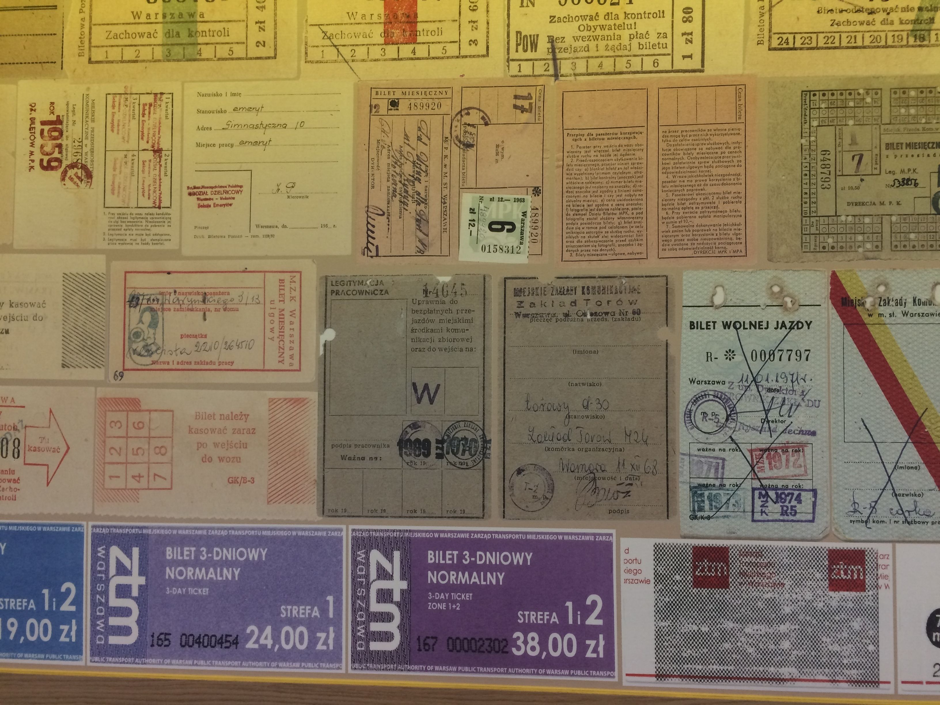 Conjunto de vários documentos e bilhetes, provavelmente relacionados a transporte público e registros oficiais.