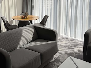 Suite, 1 tweepersoonsbed met slaapbank | Een kluis op de kamer, een bureau, geluiddichte muren