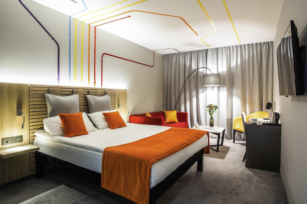 comfort room, 1 double bed with sofa bed | in-room safe, desk, soundproofing, iron/ironing board