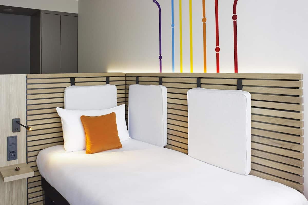 Standardzimmer, 1 Einzelbett | Zimmersafe, Schreibtisch, schallisolierte Zimmer, Bügeleisen/Bügelbrett