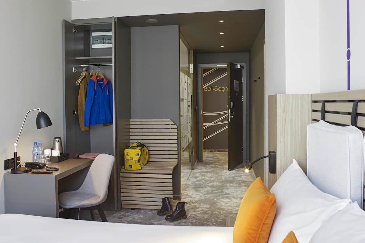 Standardzimmer, 1 Queen-Bett | Zimmersafe, Schreibtisch, schallisolierte Zimmer, Bügeleisen/Bügelbrett