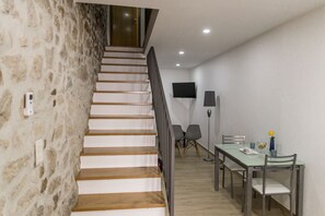 Familienhaus, 1 Schlafzimmer, Raucher | Wohnbereich | 42-Zoll-Flachbildfernseher mit Digitalempfang, Fernseher
