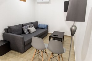 Familienhaus, 1 Schlafzimmer, Raucher | Wohnbereich | 42-Zoll-Flachbildfernseher mit Digitalempfang, Fernseher