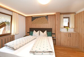 1 bedroom, desk, WiFi, bed sheets