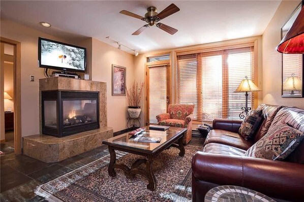 Condo, varias camas (1107 Trappeur's Lodge, Trappeur's Cro) | Sala de estar | Televisión y chimenea 