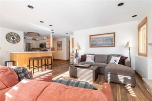 Condo, Multiple Beds (1112 Trappeur's Lodge, Trappeur's Cro) | Living room