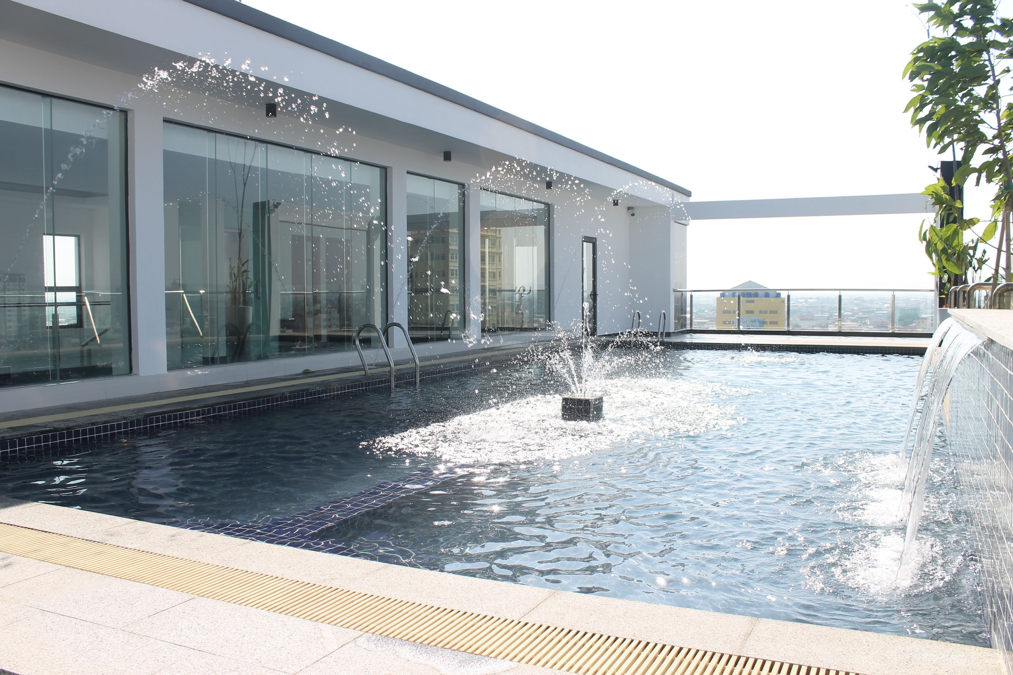 Una piscina al aire libre