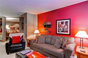 公寓客房, 多張床 (1202 Trappeurs Lodge, Trappeur's Cros) | 起居區 | 電視、壁爐