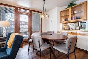 Lägenhet - flera sängar (1203 Trappeur's Lodge, Trappeur's Cro) | Eget kök | Kylskåp, mikrovågsugn, ugn och spishäll