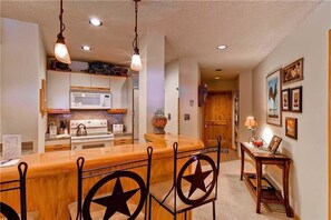 Appart'hôtel, plusieurs lits (1204 Trappeur's Lodge, Trappeur's Cro) | Cuisine privée | Réfrigérateur, micro-ondes, plaque de cuisson, lave-vaisselle