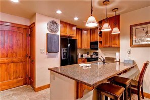 Apartment | Private kitchen | Fridge, microwave, stovetop, dishwasher - 1206 Trappeur's Lodge, Trappeur's Crossing Apartment 2 (Steamboat Springs)