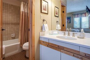 Condo, varias camas (1208 Trappeur's Lodge, Trappeur's Cro) | Baño | Amenidades de baño gratuitas, secadora de cabello, shampoo 