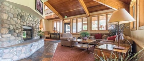 Apartment, Mehrere Betten (1208 Trappeur's Lodge, Trappeur's Cro) | Wohnzimmer | Fernseher, Kamin