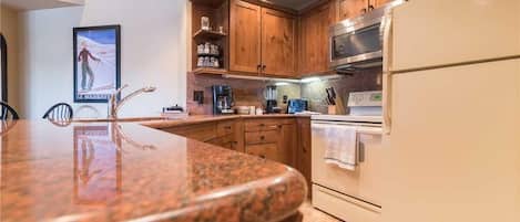 コンドミニアム ベッド (複数台) (1301 Trappeur's Lodge, Trappeur's Cro) | 専用キッチン | 冷蔵庫、電子レンジ、コンロ、食器洗い機