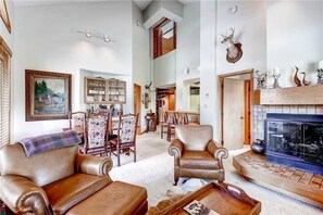 Condo, varias camas (1303 Trappeur's Lodge, Trappeur's Cro) | Área de sala de estar | Televisión y chimenea 