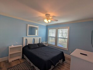 6 bedrooms, desk, iron/ironing board, free WiFi