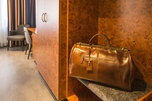32-inch flat-screen TV with satellite channels, TV - BARDOLINO Fine.Food.Hotel (Nuremberg)