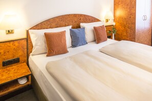 Economy Double Room, 1 Queen Bed | Premium bedding, free minibar items, in-room safe, desk - BARDOLINO Fine.Food.Hotel (Nuremberg)