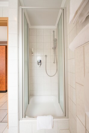 Bathroom shower - BARDOLINO Fine.Food.Hotel (Nuremberg)