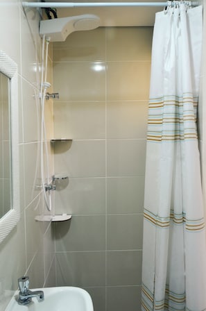 Shower, towels, toilet paper - Studio Ana Laura (São Paulo)