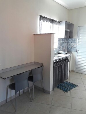 Triple Room | Private kitchen | Fridge, microwave, cookware/dishes/utensils - Studio Ana Laura (São Paulo)