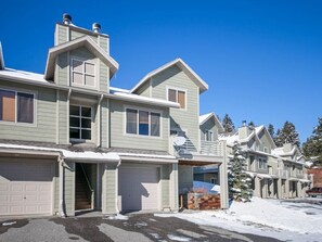 Exterior - Great location in Town Center, close to Big Sky Resort w/views & fireplace! - Deer Run Family Escape (Gallatin Gateway)