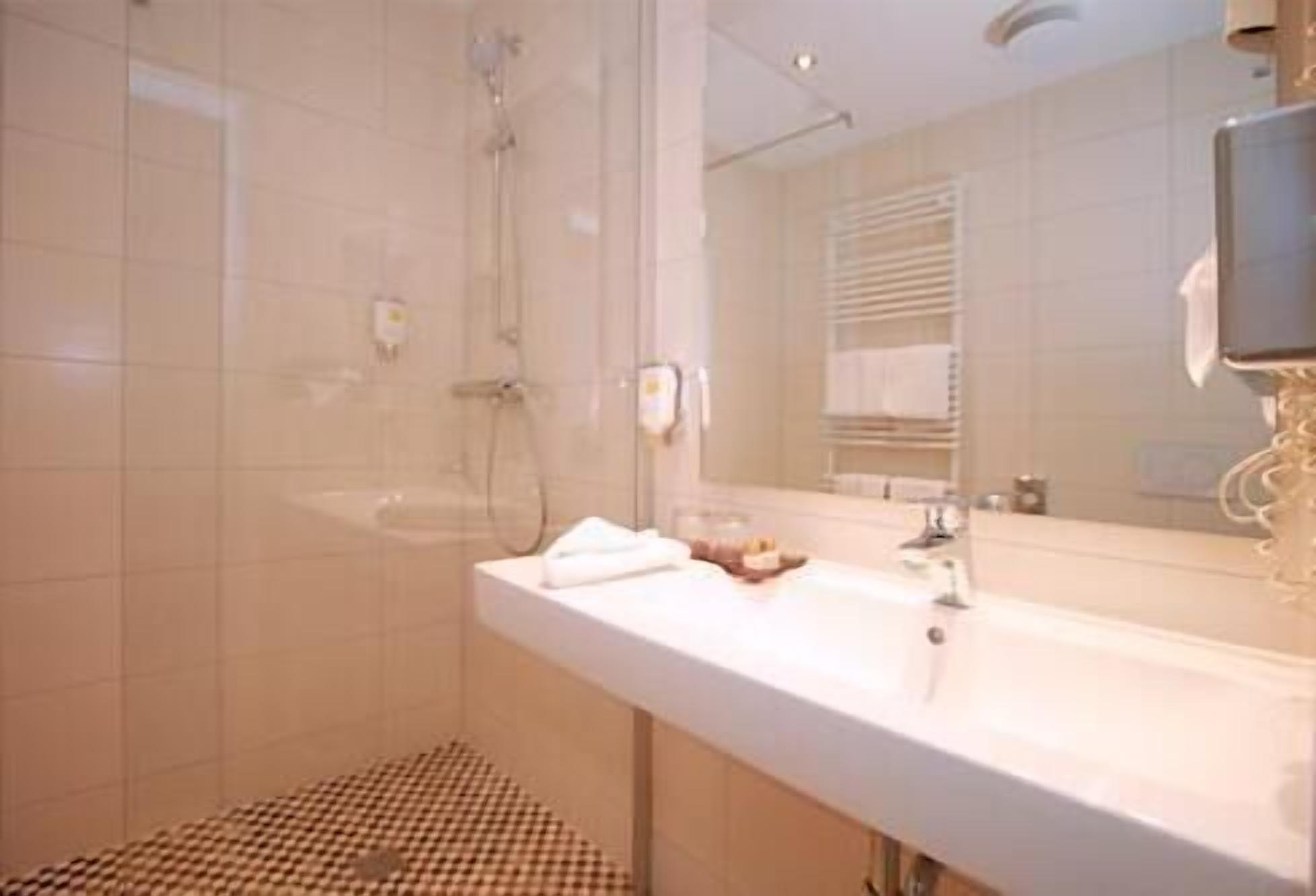 double room | bathroom | shower, free toiletries, hair dryer, towels