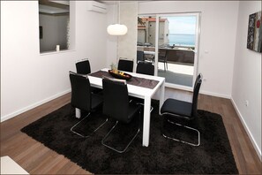 Appartement, 4 chambres | Repas dans la chambre