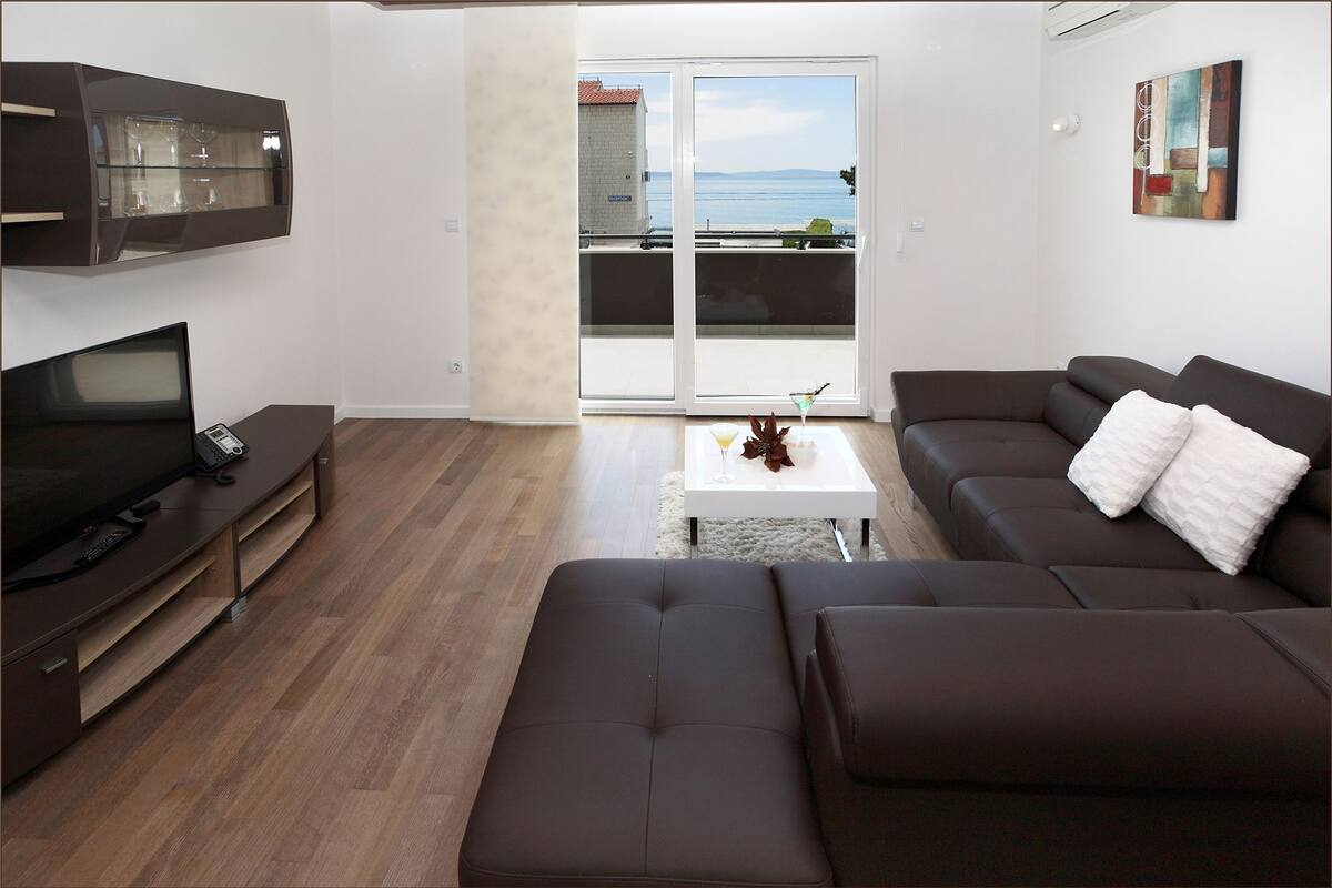 Appartement, 4 slaapkamers | Woonkamer | Een flatscreentelevisie